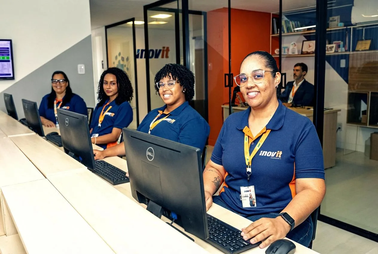 Equipe de atendimento da inoviT preparada para receber solicitações de clientes